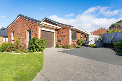 Villa with single garage